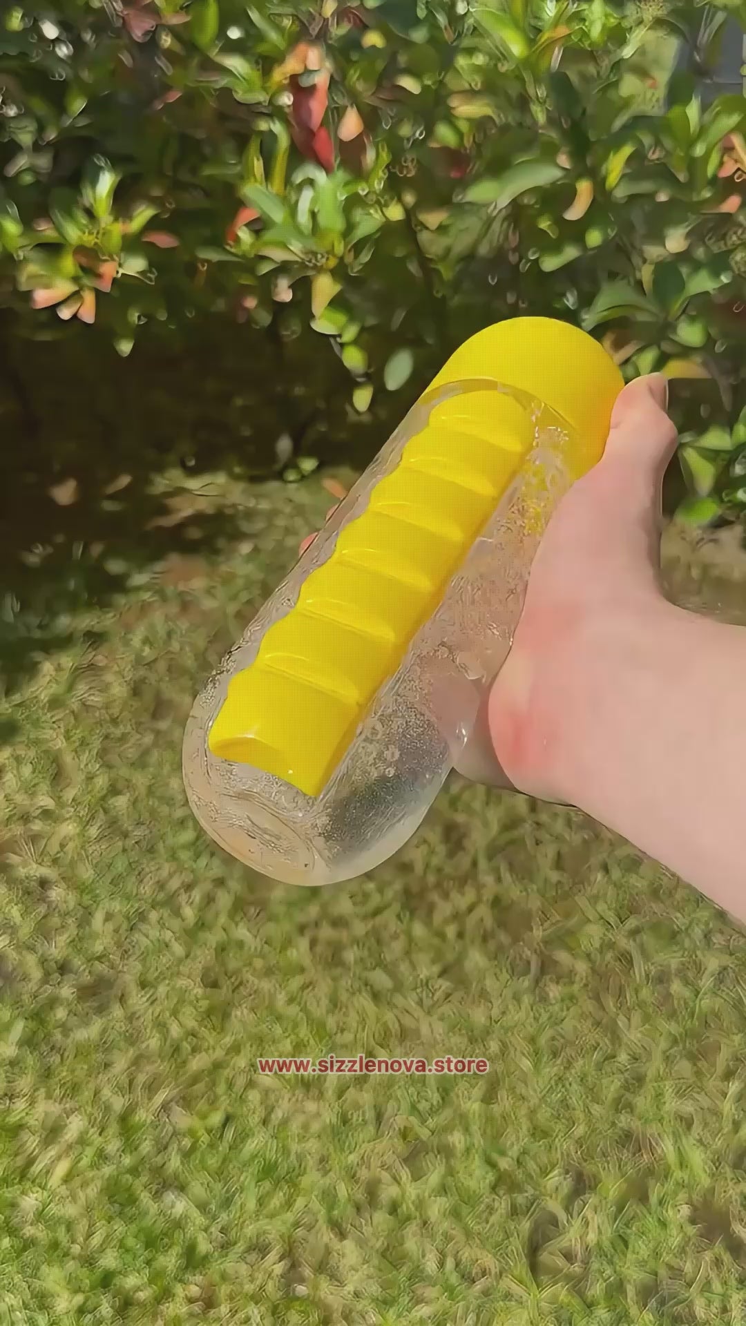 2-in-1 Medicine Organizer Water Bottle – 7 Day Pill Box with 600ml BPA-Free Bottle & Removable Cup (Random Color)